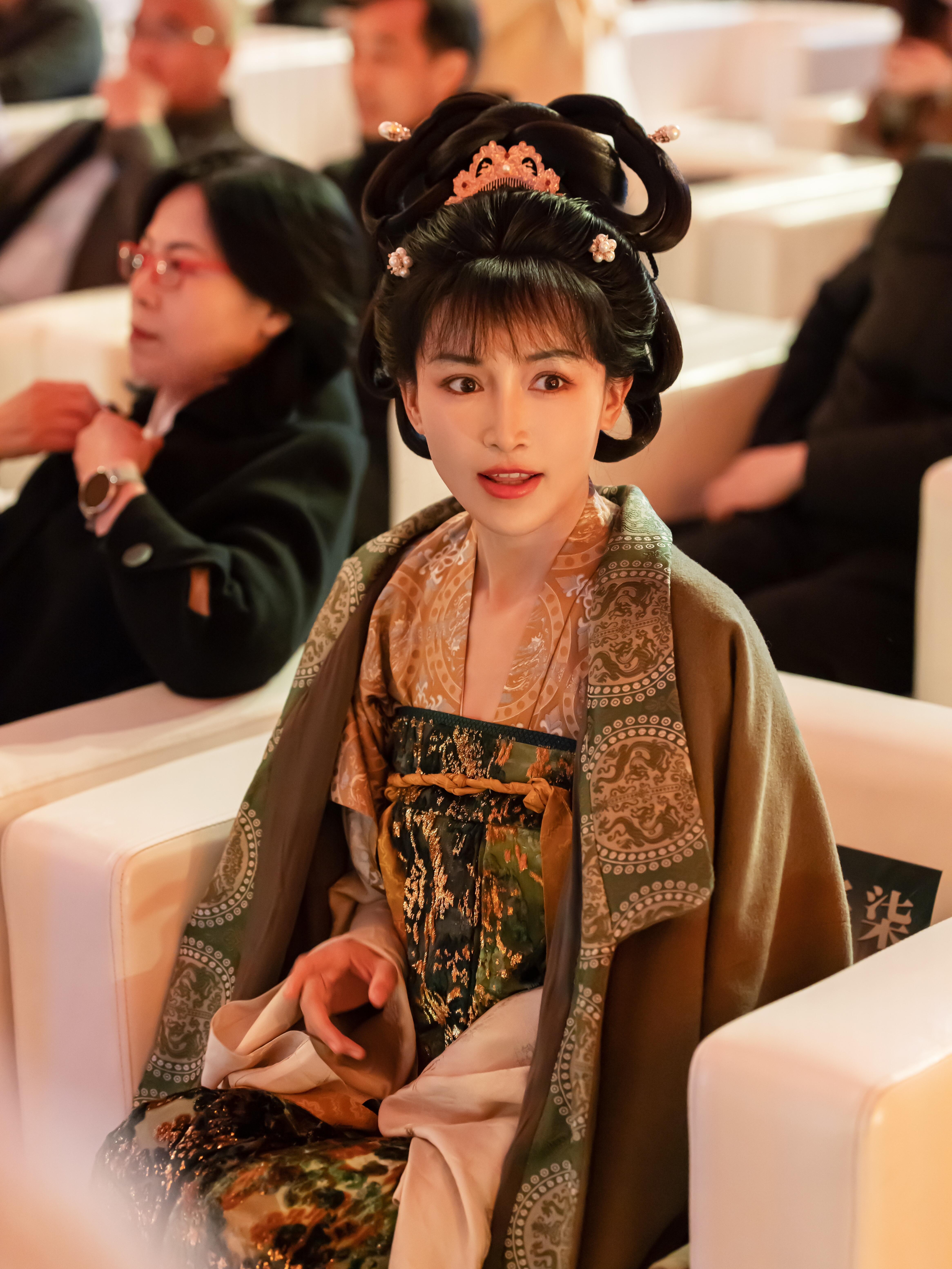 李子柒颜值完全可以进圈，加上千万活粉妥妥女顶流 