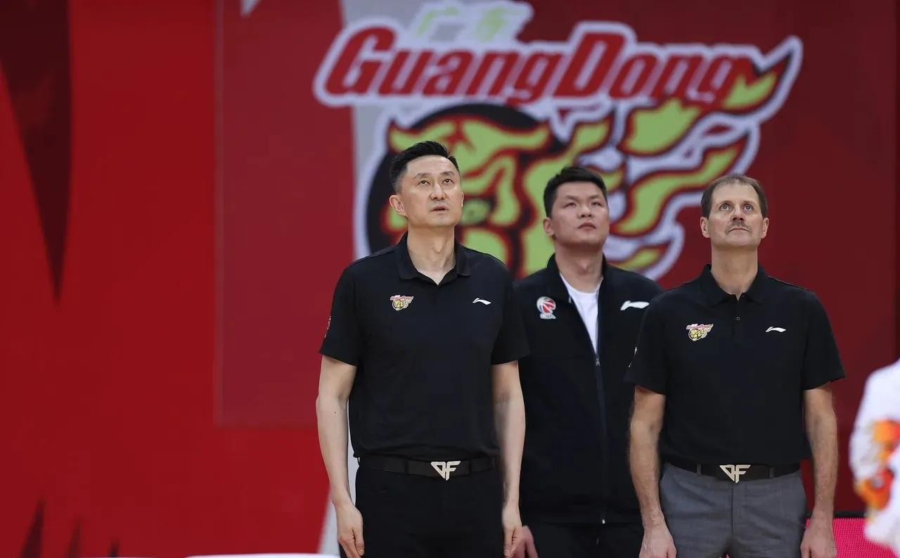 广东输辽宁的原因：第一，外援比辽宁差。第二，广东年轻人还不行。第三，裁判吹辽宁队