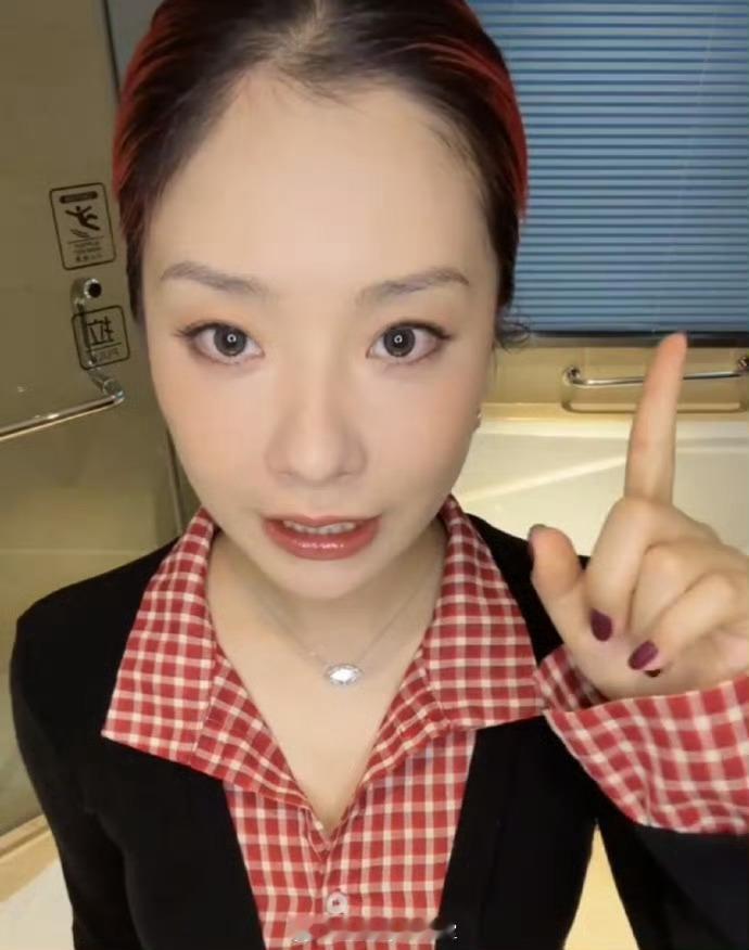 王菊怎么瘦成这样了我咧个豆，这个脸，真的太震惊了！ ​​​