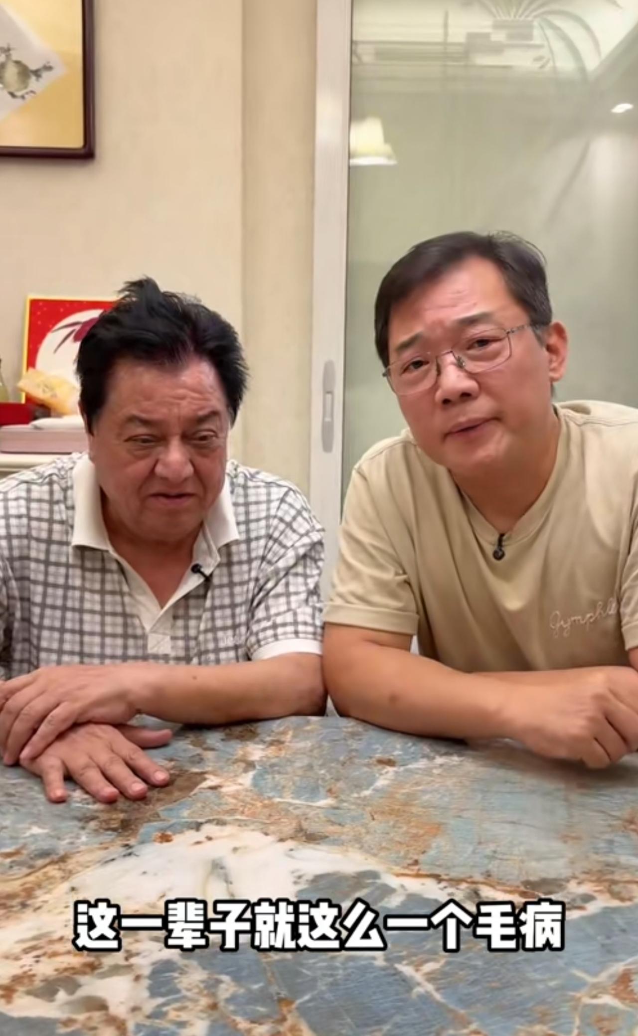 相声演员大兵带着姑娘去师父李金斗家吃老北京炸酱面，看着是真香。大兵就空着手去的，