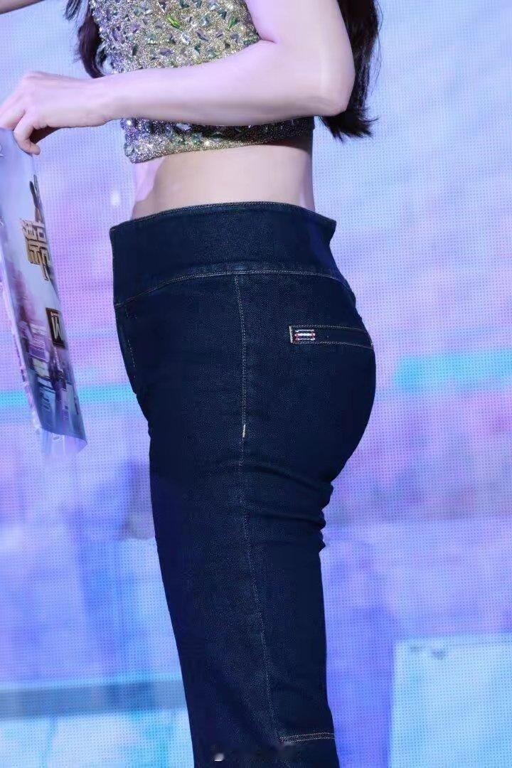 孟子义紧身牛仔，臀好肥啊。 