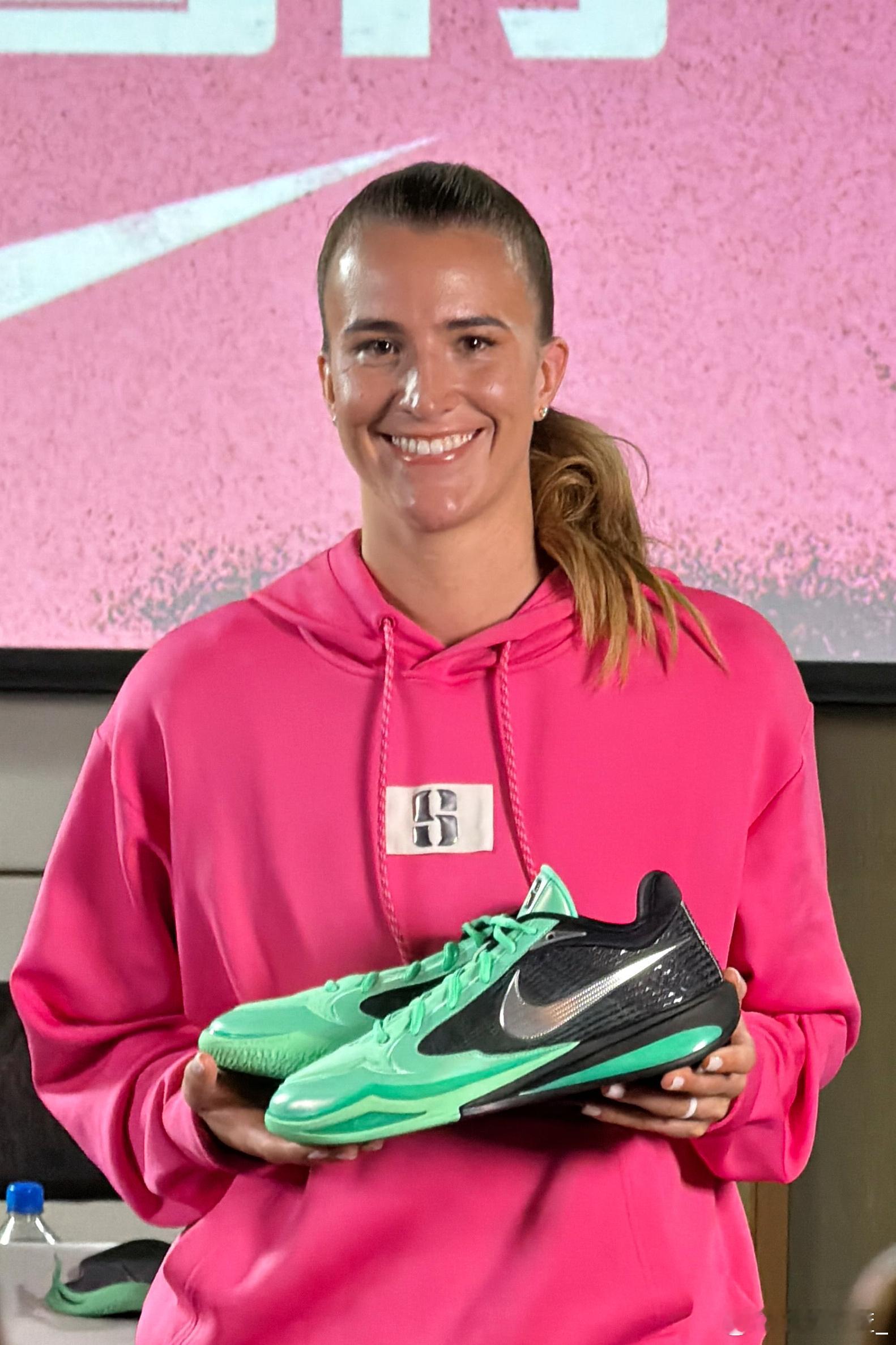 【萨布丽娜北京站收徒清华附中！团队篮球+无界球鞋，点燃女孩篮球梦】4月8日，萨布