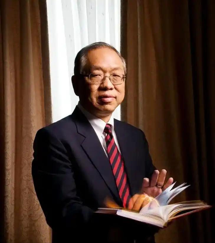在一次采访中，美籍华裔数学家丘成桐被问及他的薪水问题时，给出了令人震惊的回答：“