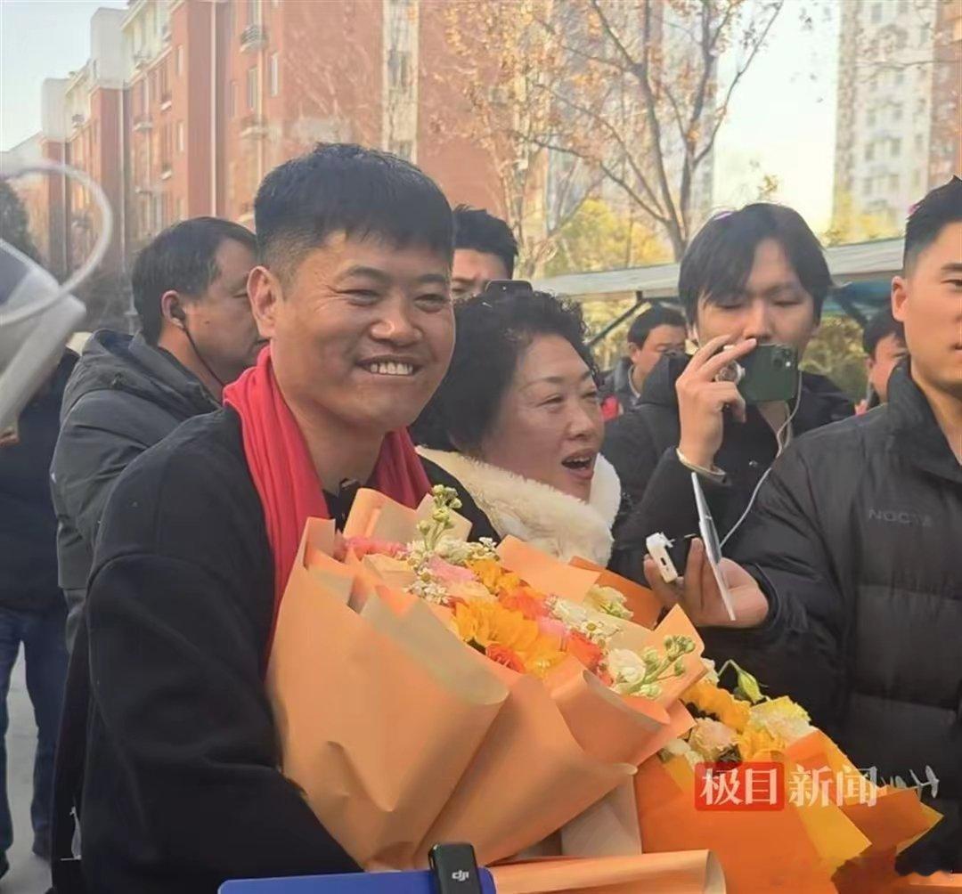 认错父亲的男子一家要求假爹道歉  养父骗他说自己是亲生父亲是不对，但更不对的不是