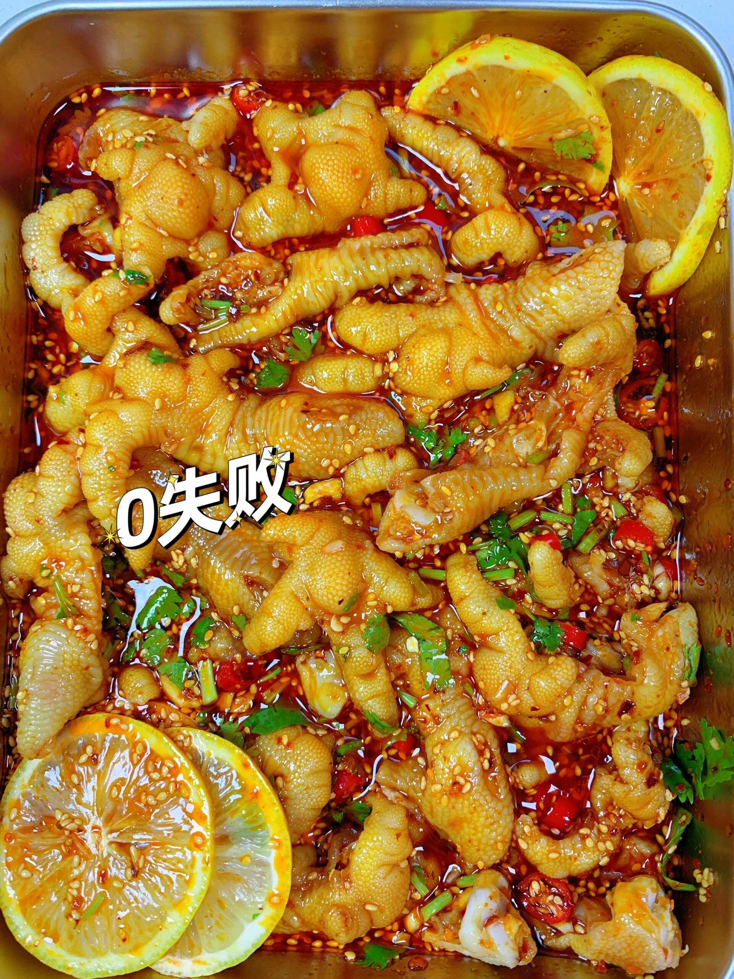 必须做点柠檬凤爪放冰箱。酸辣开胃好好吃，简单零失败！ 🌶️食材：脱骨...