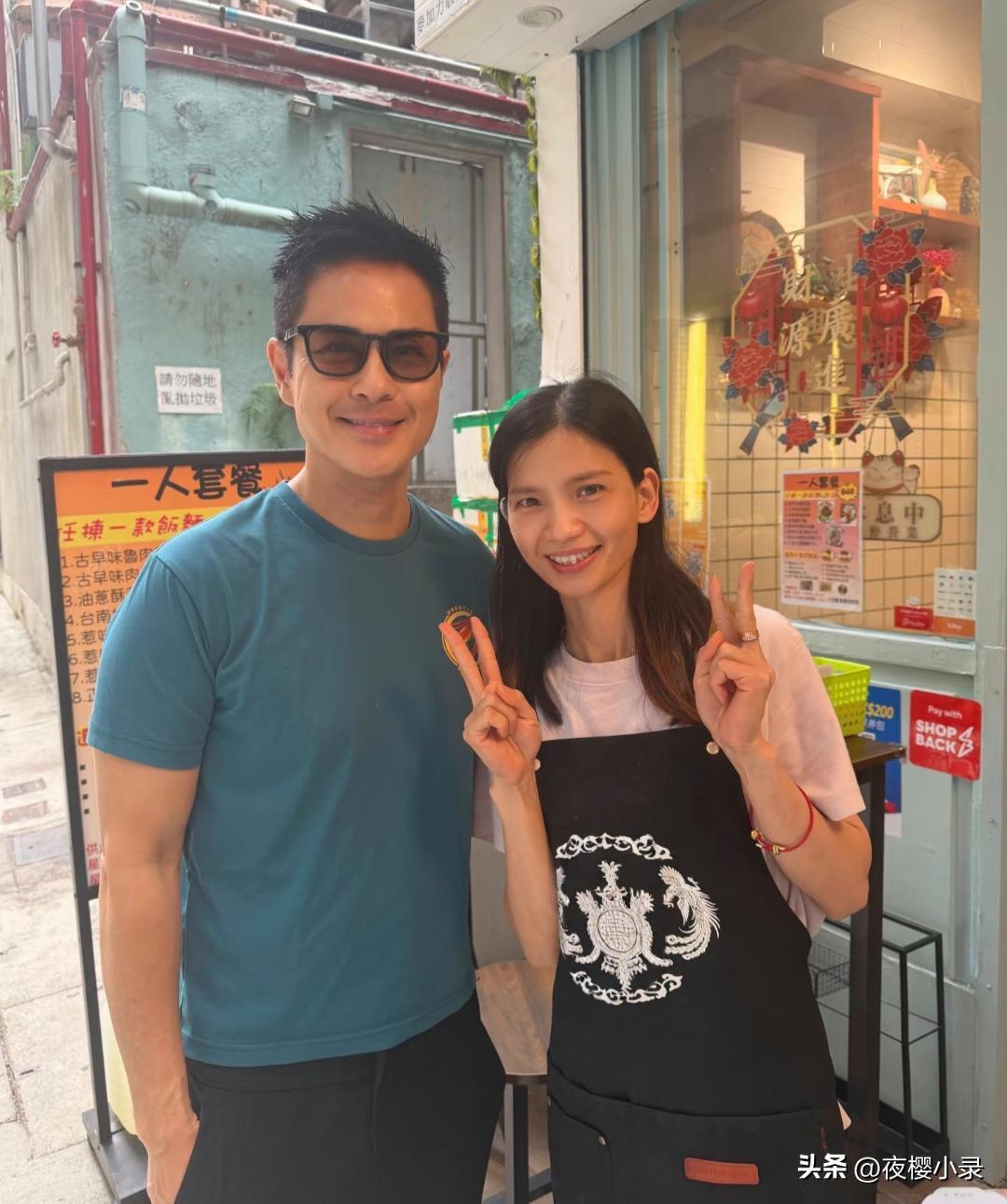 56岁郑嘉颖现身香港一家茶餐厅吃饭，和老板娘拍摄了合照。他真人看起来好年轻，打扮