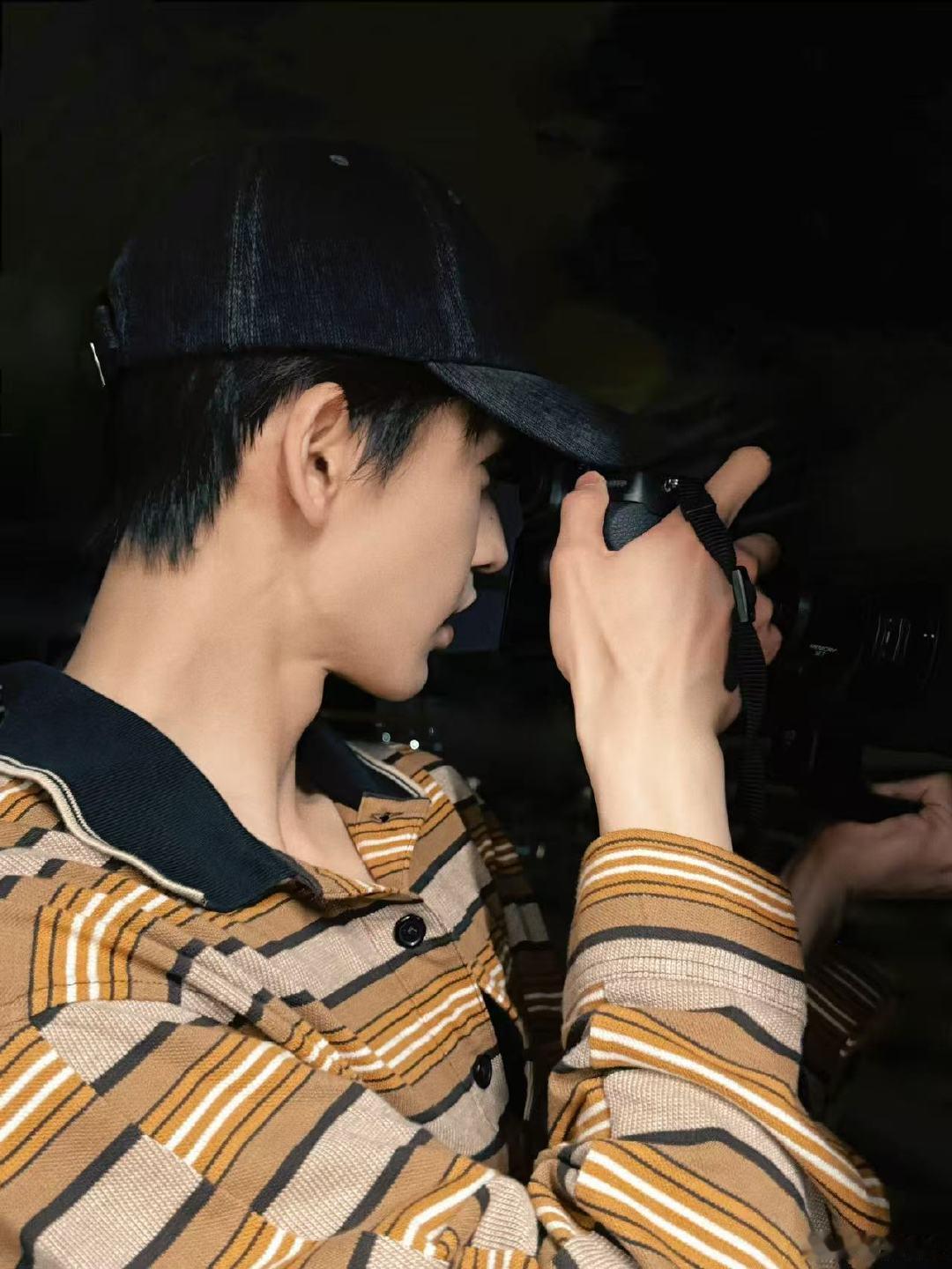 张凌赫是要去做站哥吗张凌赫扛大炮哇唔！ 张凌赫是要去做站哥吗？！！扛着大炮就来了