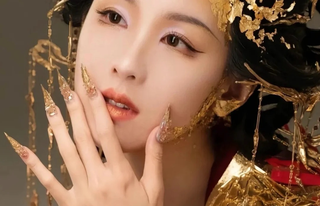 陈都灵同款镜妖美甲🈶，已经迫不及待想要做嘟嘟同款了！ ​​​
