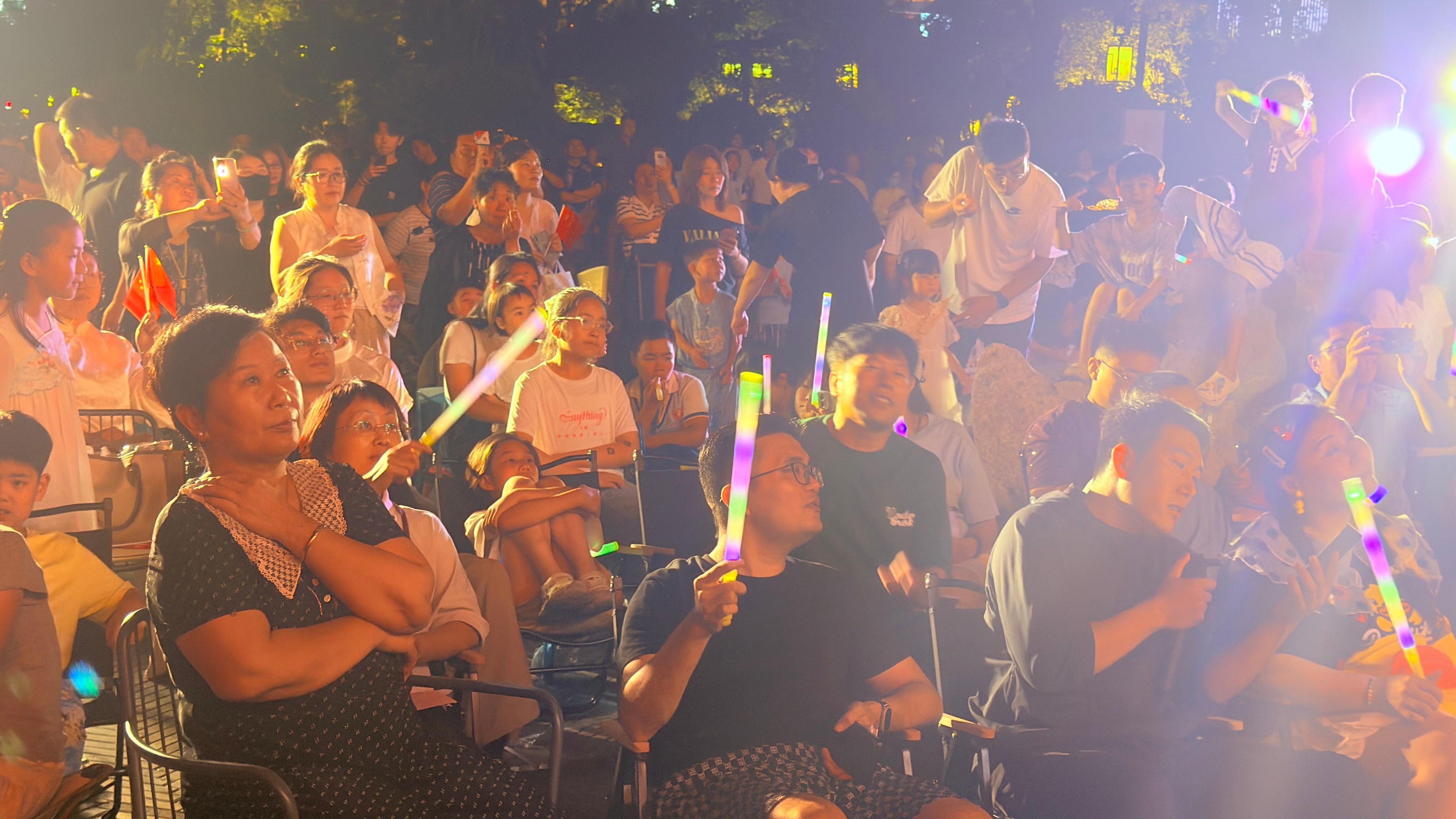 让音乐成为临沂夏日名片临沂兰山烟火人间竹简汉韵碰撞潮流音乐，银雀汉街二楼阳台歌声