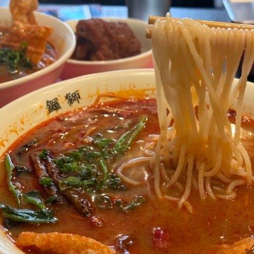 阿嬷手作卖起了55元一碗的螺蛳粉，这事儿一出来，网友直接炸锅了，有人调侃“这价格