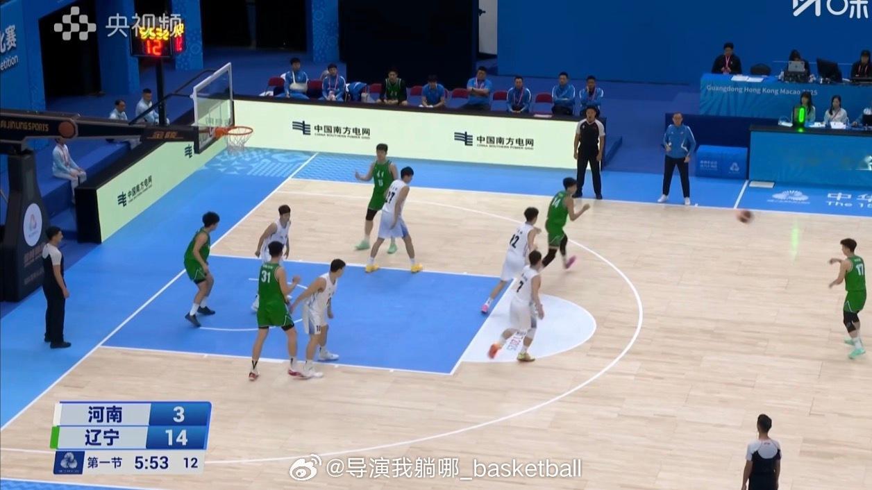 经典画面：1名替补，5名教练，1名队医，2名伤员 