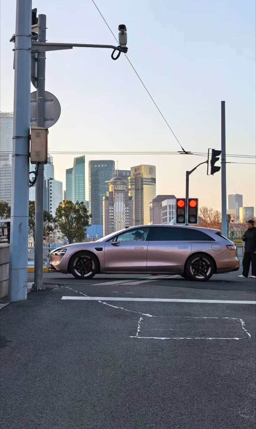 享界S9T粉色实车曝光这两年汽车设计越来越讲究质感，不再单纯追求亮眼效果。享界S