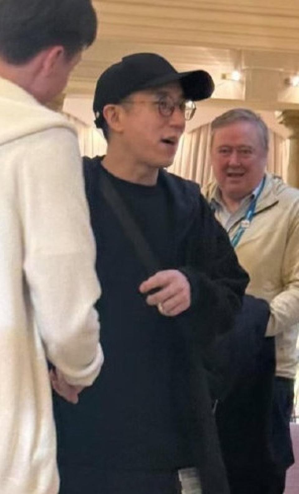 「房祖名 （）傳已秘婚生子？網傳成龙 （）推BB車照片以為榮升爺爺 真相曝光..