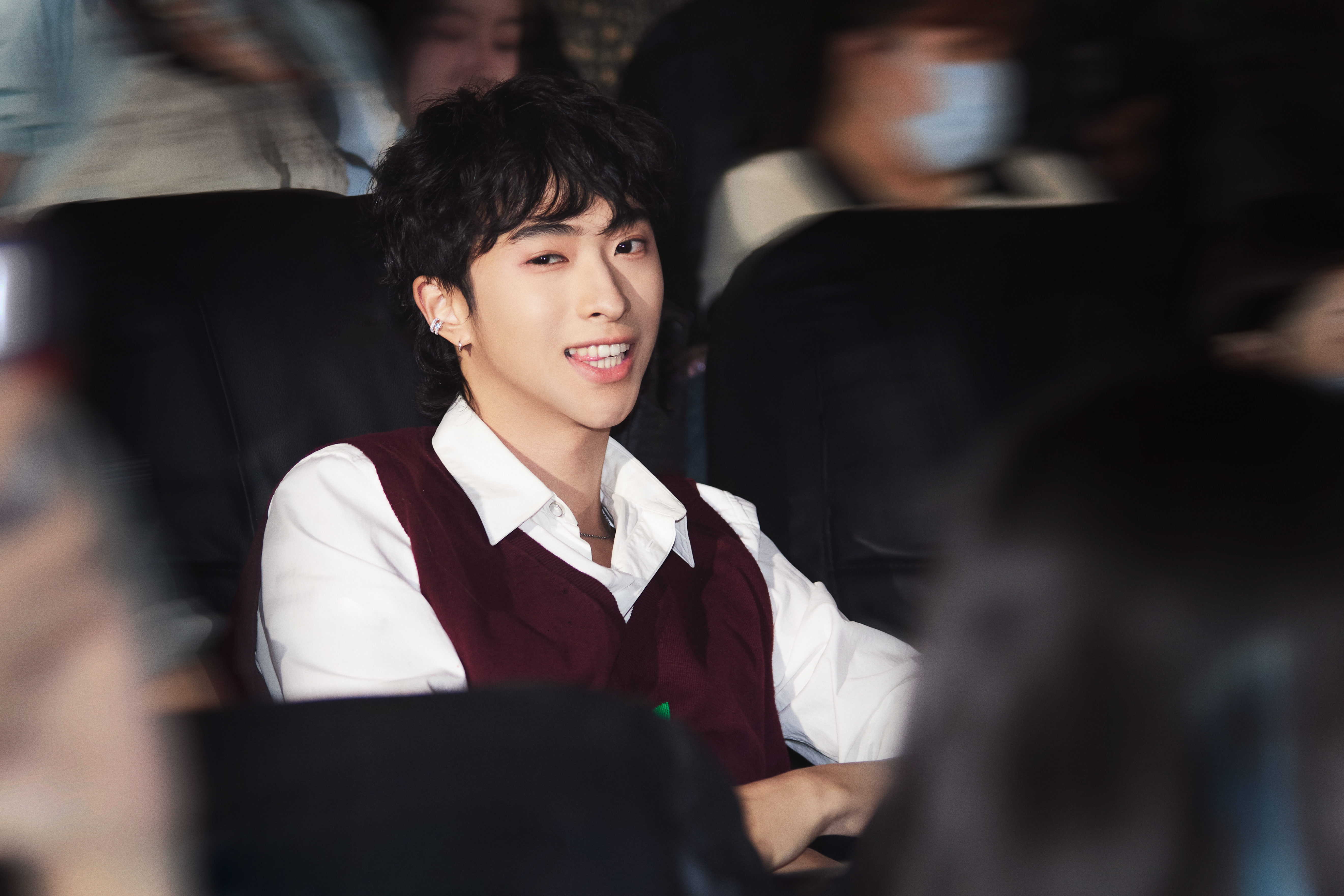 #恩利那可是朱一龙为你加油啊# 恩利在电影《负负得正》的海边音乐派对初展歌喉，朱