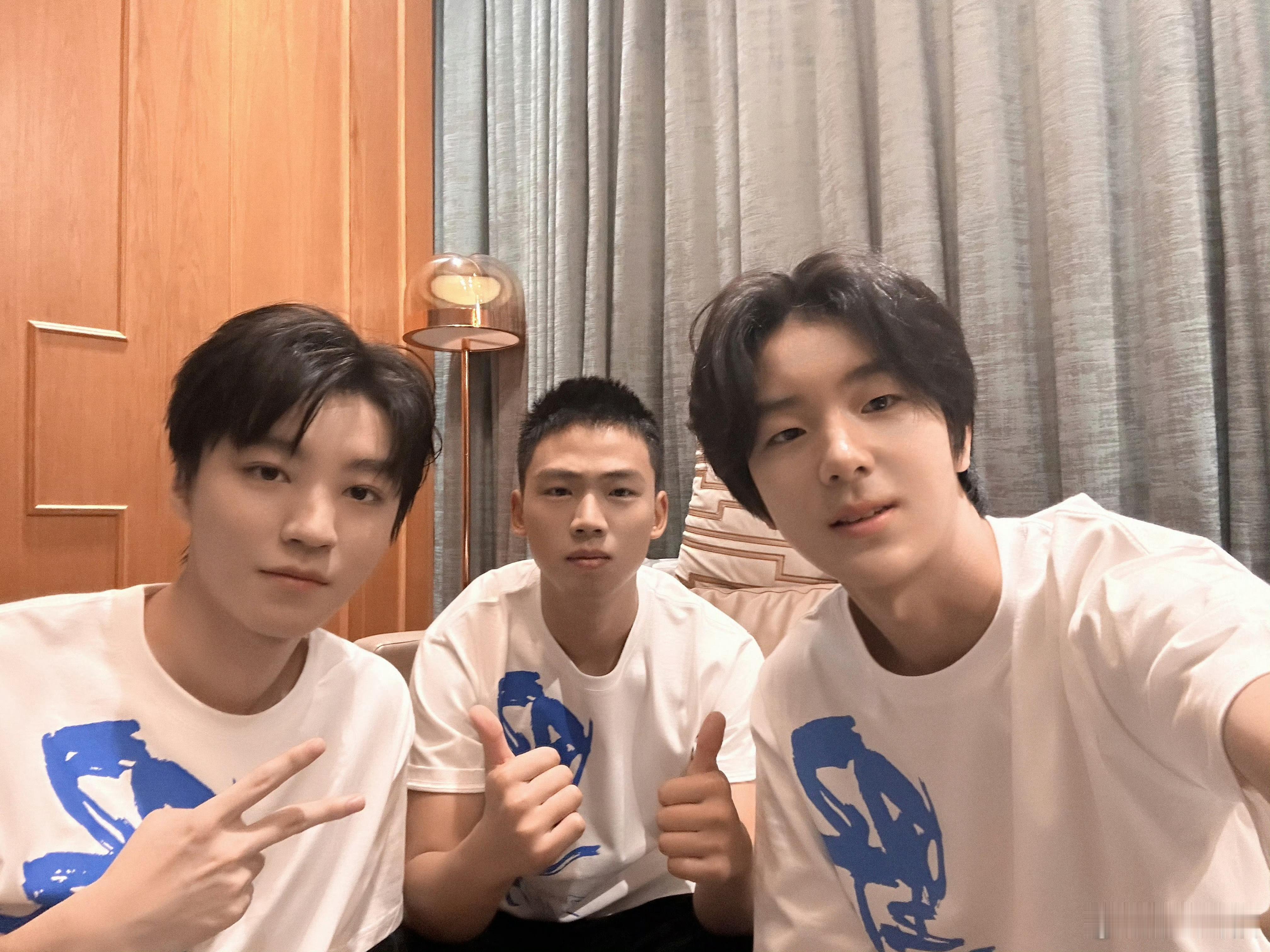 #王俊凯[超话]#  好帅气的剪刀手马亮哥哥#监控视角下的王俊凯##王俊凯美高校