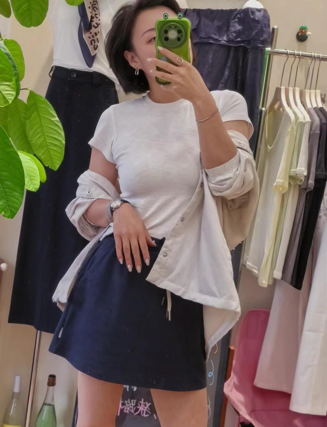 在店里是穿自己衣服呢？还是穿自己衣服呢！对镜拍 真的很爱基础款穿搭 穿搭是取悦自