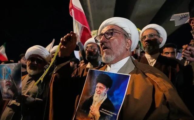 哈梅内伊遇害后的第一天，伊朗给外界抛出了一个极其撕裂的画面：革命卫队连发三份声明