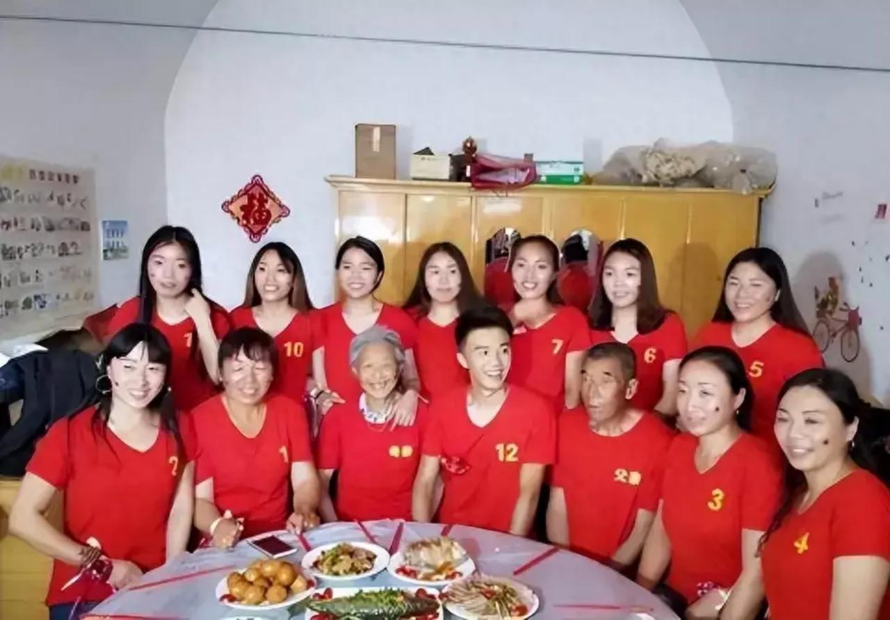 山西一对夫妻，连续生了11胎都是闺女，夫妻两人准备放弃。谁料妻子47岁时，来了个