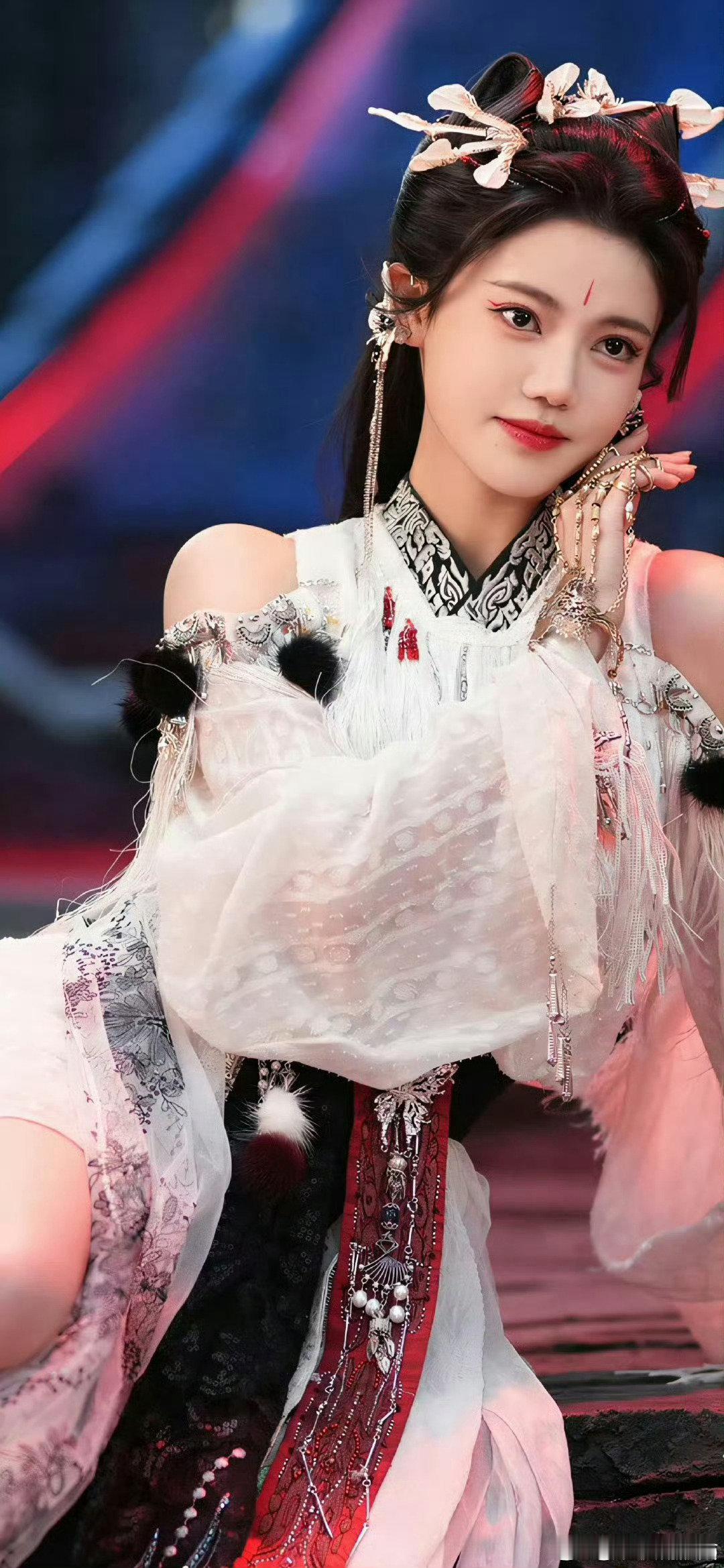 孙珍妮太适合暗域魅女了 孙珍妮演绎暗域魅女，犹如星辰坠落，眼眸中流淌着万种风情，