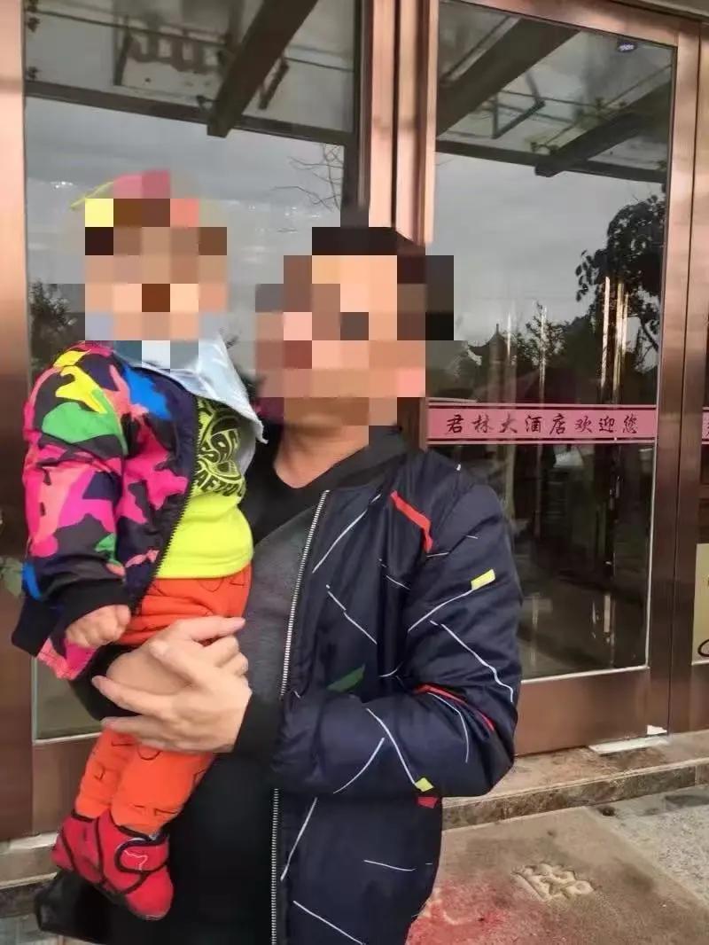 狗血剧都不敢这么编！48岁男子深夜送外卖遭遇车祸去世！百万理赔款到手。

葬礼上