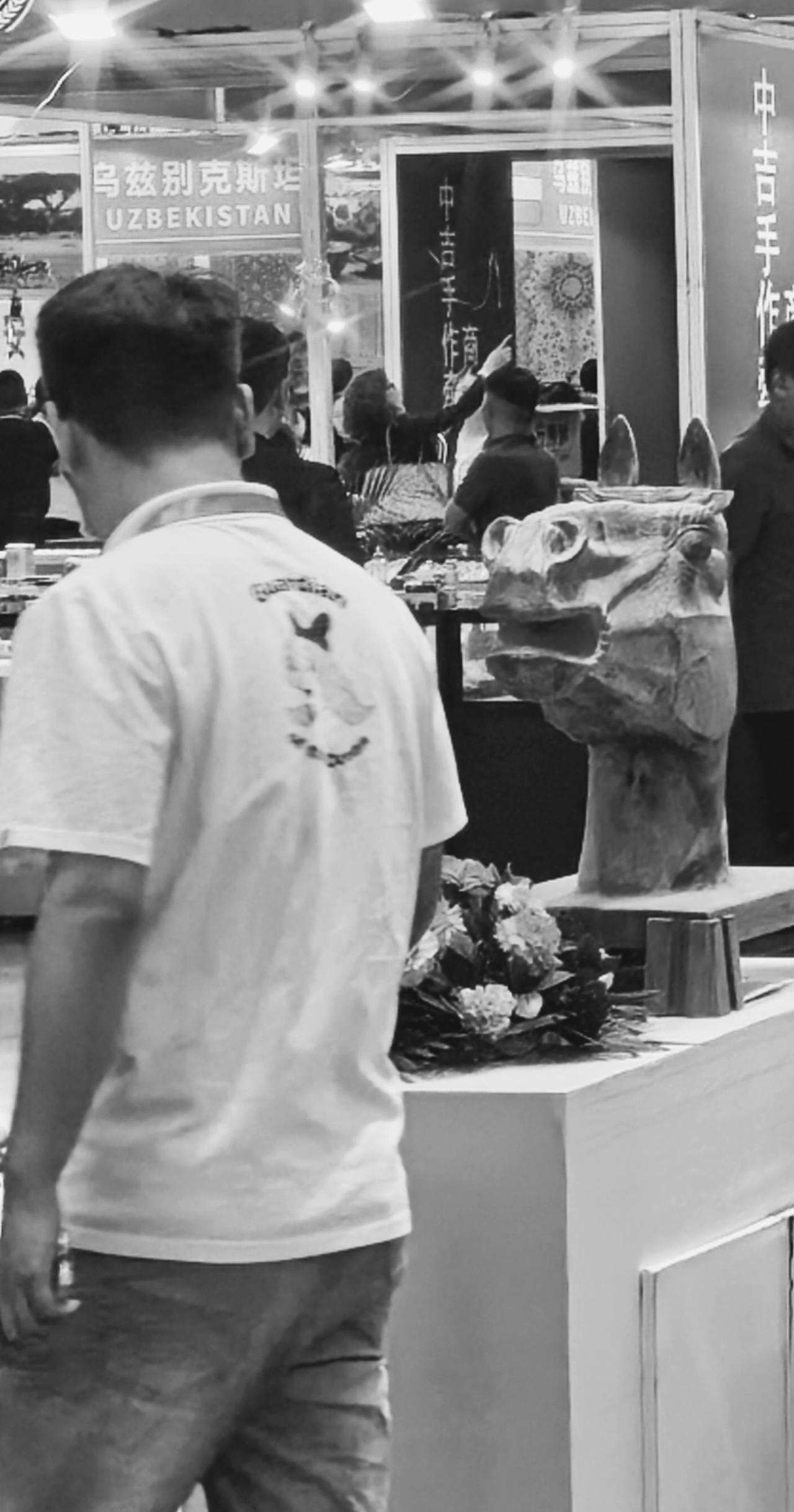 瞧！这纹路，是撒马尔罕的月光刻的，感觉石马的鬃毛还沾着中亚的风沙，画面中央石质塑