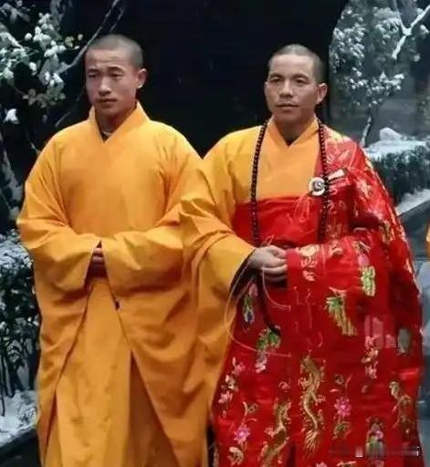 如果查阅历史资料会发现，明朝永乐皇帝朱棣和万历皇帝朱翊钧都曾赐给僧人龙形袈裟。据