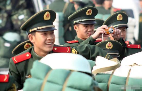 国防部已经正式发布通知，凡是家中有达到18周岁男性青年的家庭，以及符合条件的青年