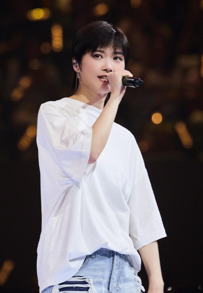 李宇春哭了当李宇春轻声说出那句“我想用照片，把二十年的记忆留下来”时，我们仿佛听