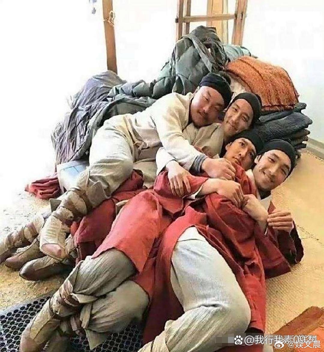 刘亦菲这一脸懵的表情也太可爱了吧！眼神迷茫又带着点无辜，像被突然打扰的小迷糊，瞬