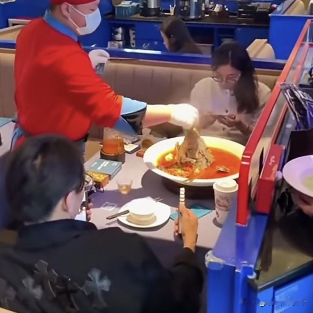 男子与女子相亲，到了饭点男子特意请女子吃饭，点了一份挺有仪式感的“火焰鱼头”，原