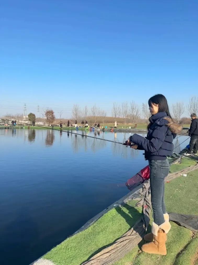 在那个静谧的池塘边，有位爱钓鱼的女孩，她的身影如同晨曦中的一缕清风，美丽动人。与