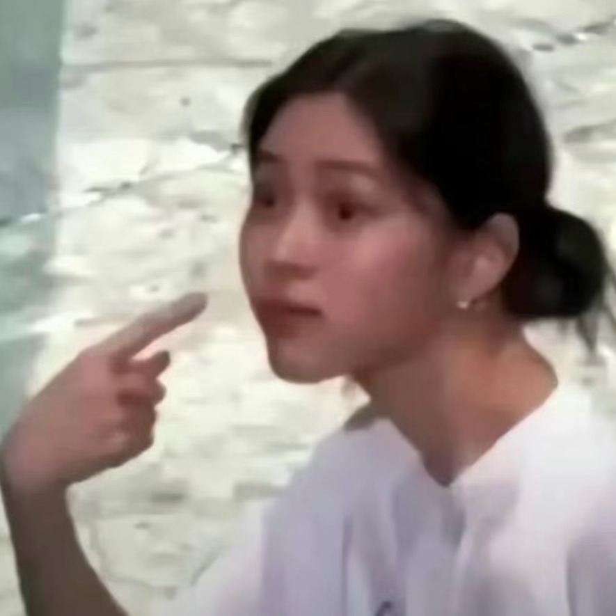 每次看到棚姨说我“说话难听”，我都：我？我吗