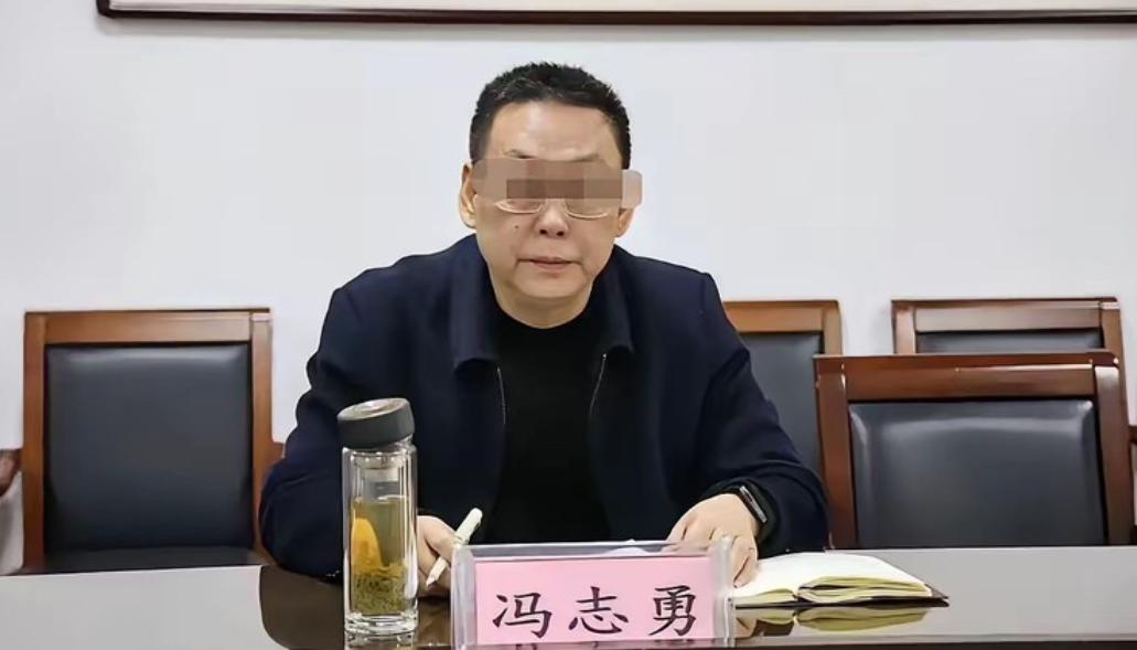 冯院长摊上这么一个下属，确实是倒大霉了。他怎么知道冯院长喜欢那个女的？信口开河吧