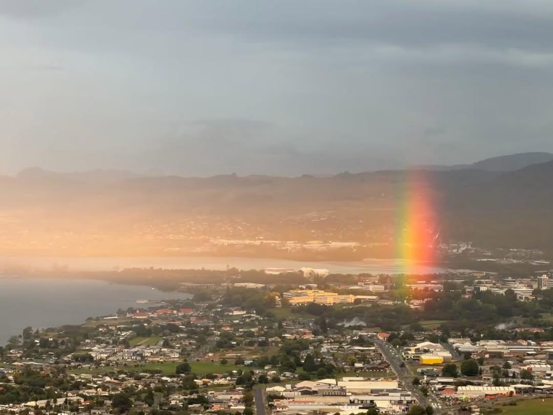 晚安  没有心宽似海，哪有风平浪静，做人，尽本分，做事，凭良心，穷时，要把自己当