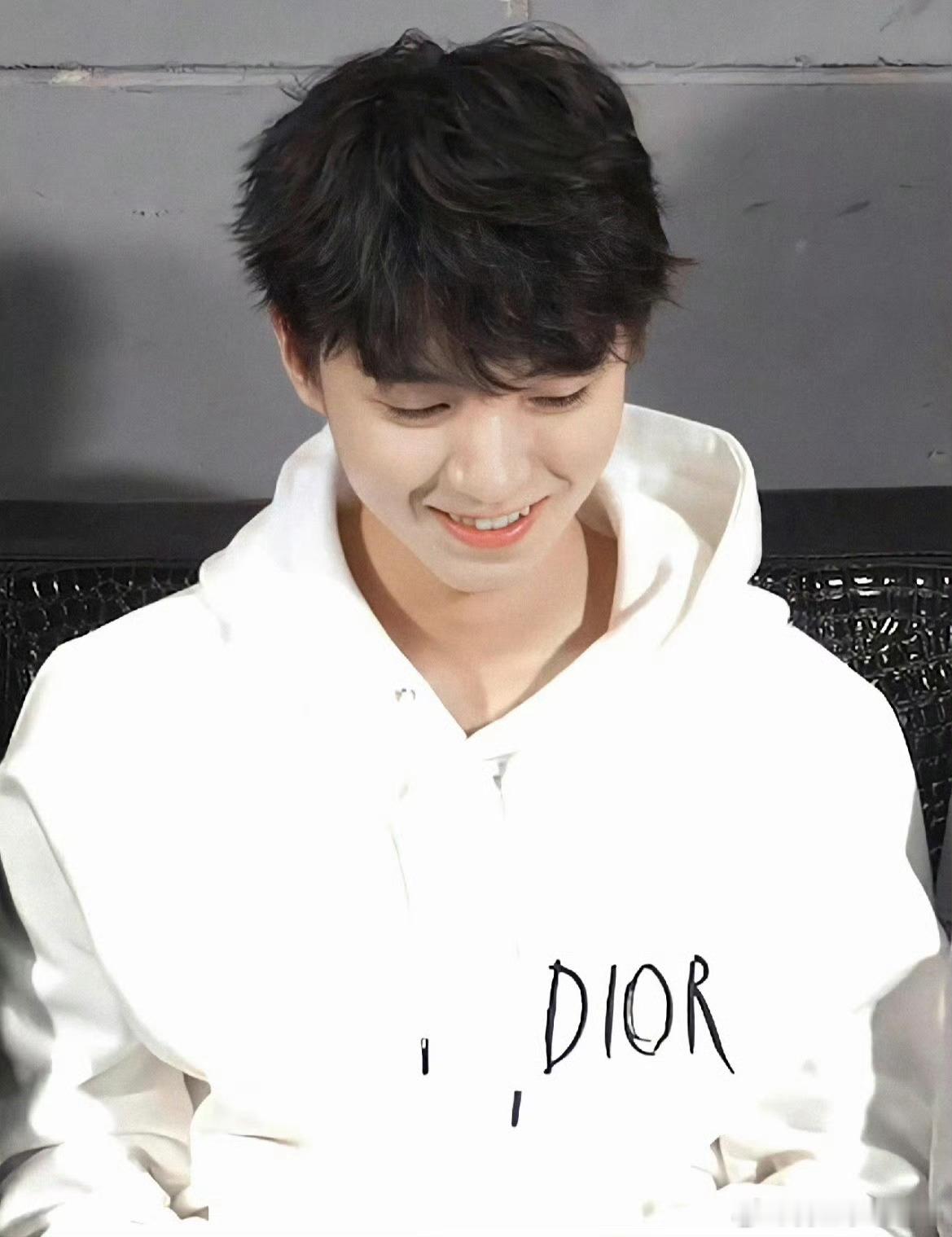 王俊凯积水卧蚕挡水王俊凯卧蚕能积水还能挡水，五官精致到离谱，骨相优越，舞台上水珠