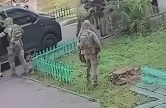 为什么乌克兰都快打亡国了，也不愿投降？说白了，乌克兰死活不投降，核心就两点：一是