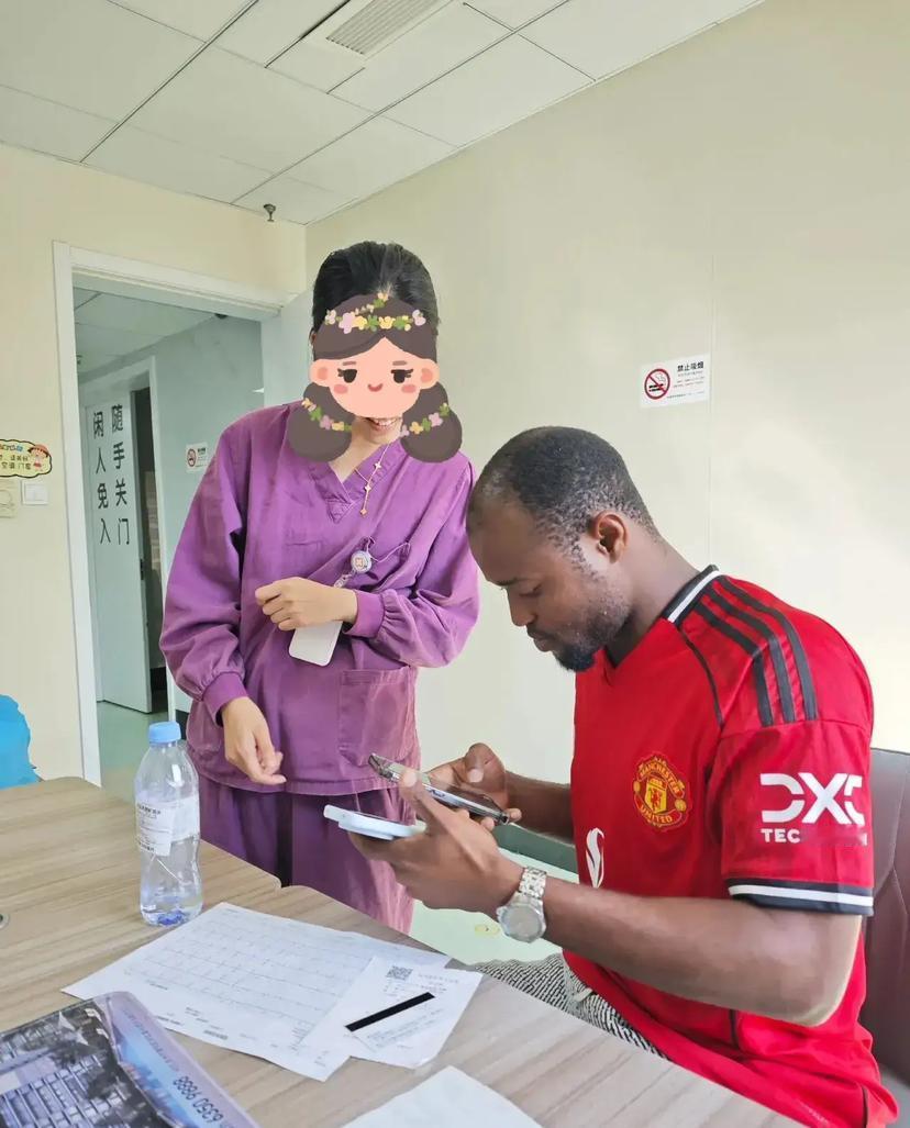 黑人男子感到不舒服来医院，语言不通的黑人男子，他一到医院里就受到了医生和护士的热