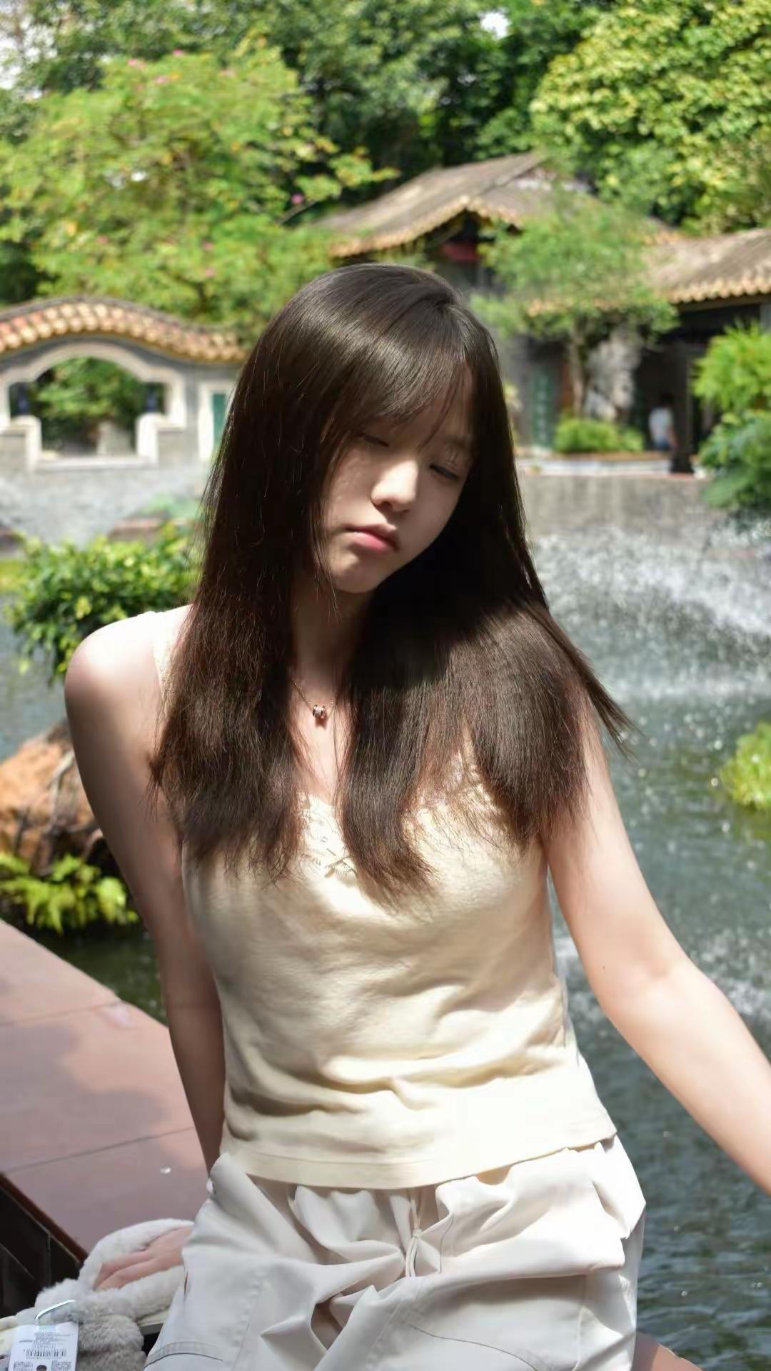 绿树掩映中，美人倚栏思。绿裙花影 湖边国风美人