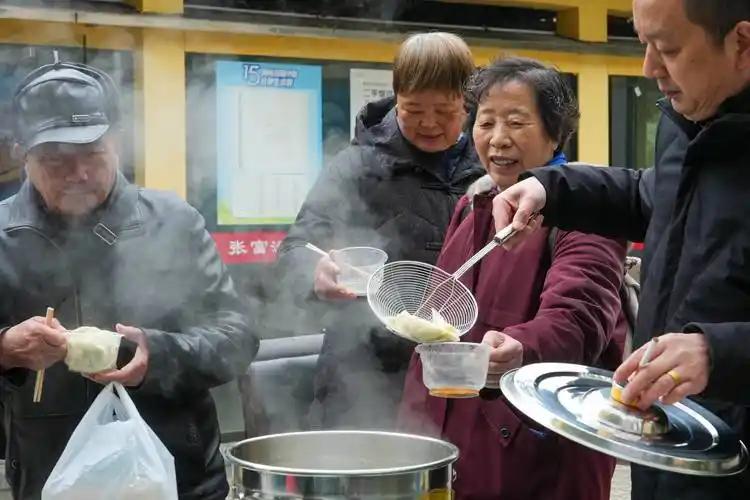 给大家推荐我家附近的邻里生活中心，真的超棒！
这里吃喝玩乐一应俱全。美食区有各种