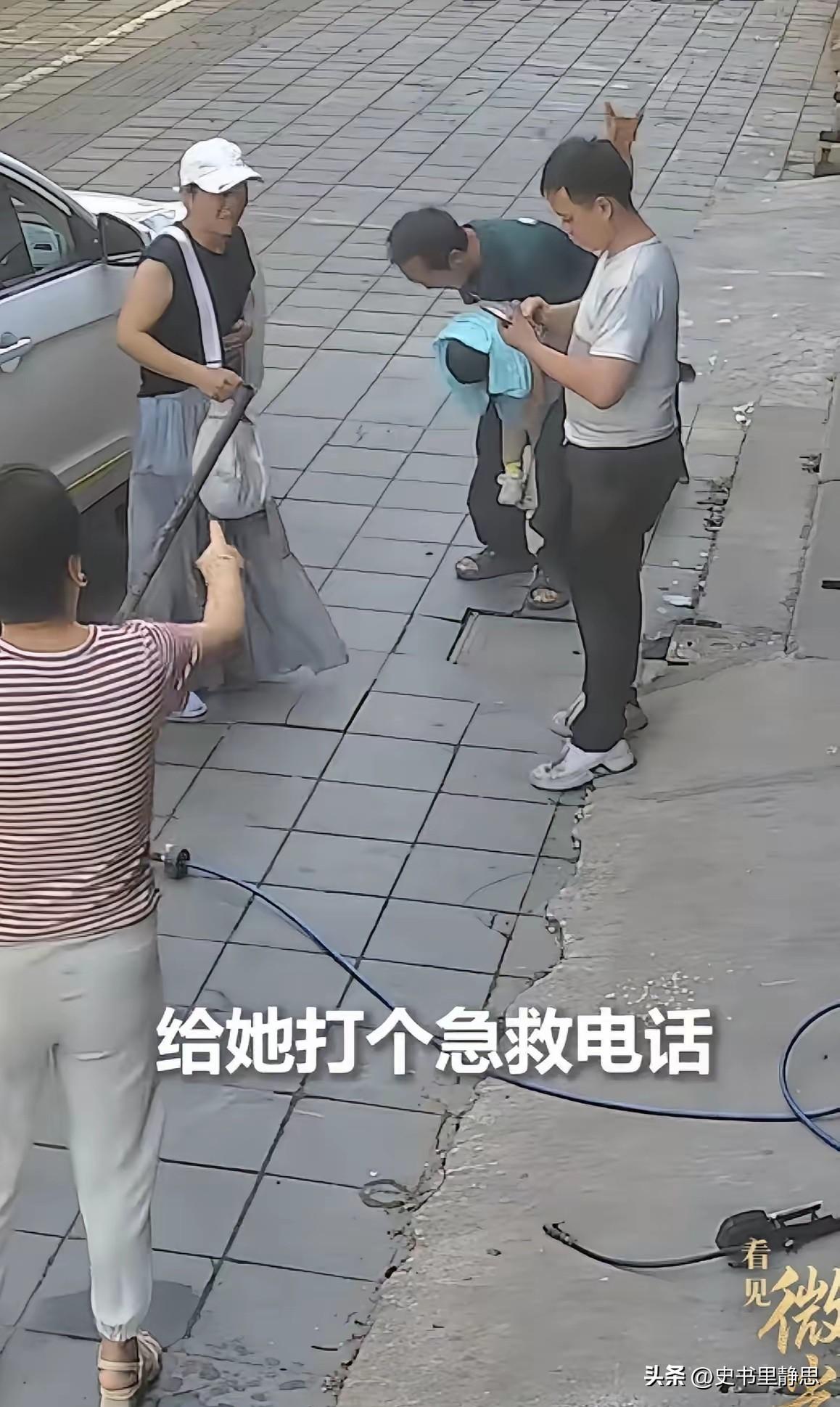 几百米，一路喊“救命”，没人会急救。最后把孩子从窒息边缘拉回来的，居然是个满手机