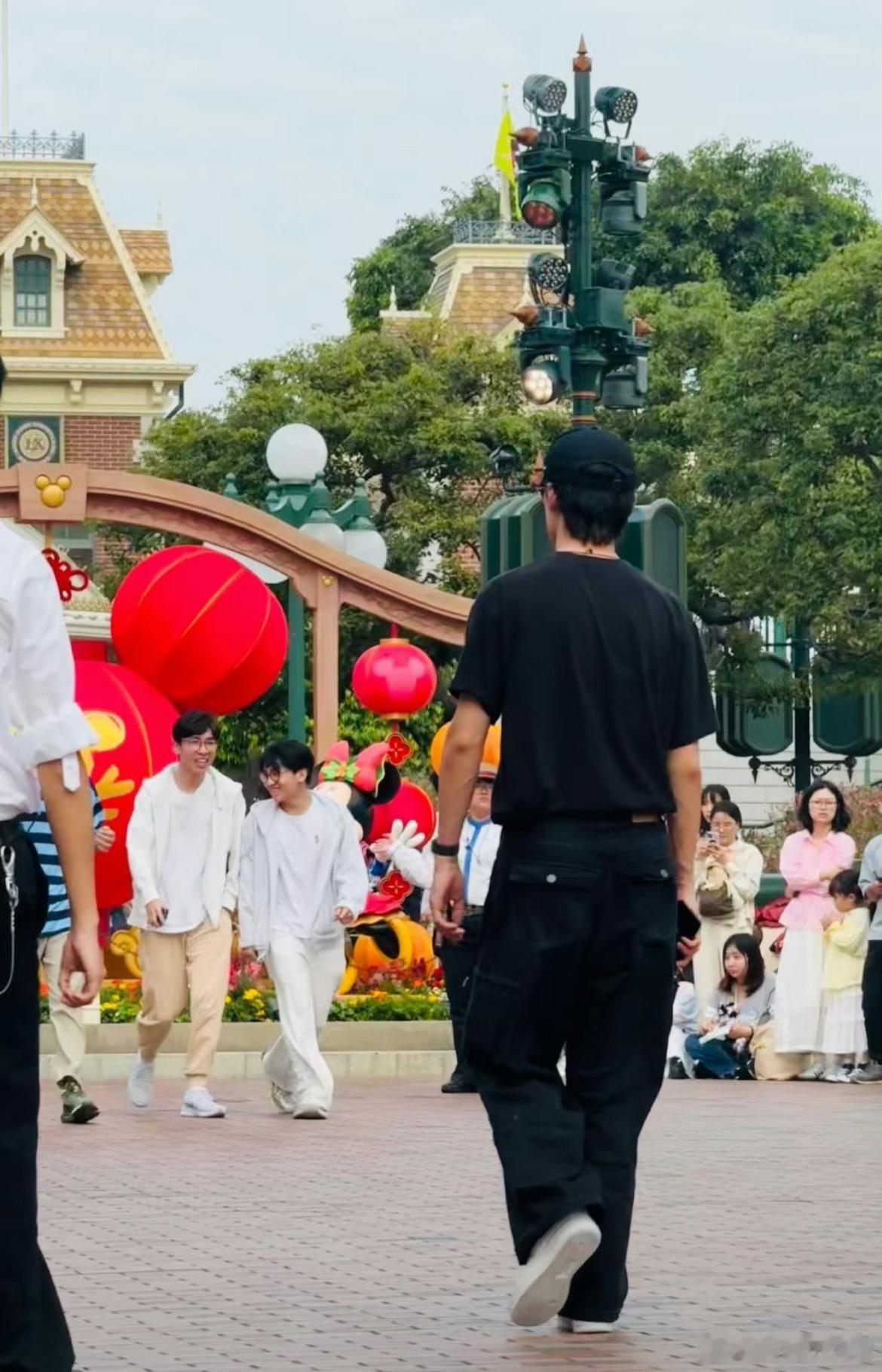 吴倩张雨剑带女儿逛迪士尼吴倩张雨剑带女儿出游，张雨剑全程推婴儿车吴倩红衣状态超好