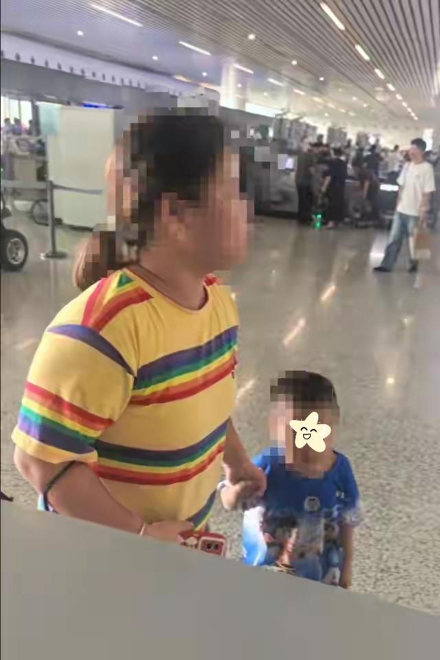 10月4日下午3点，杭州东站一位妈妈急得跳脚。怀里抱着一个娃，哭喊另一个双胞胎哥