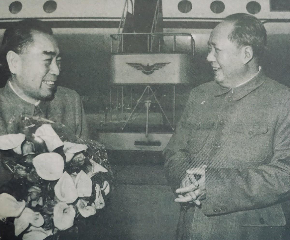 毛主席心中的最大遗憾，与周恩来有关，这张照片或许能说明一切！
1964年6月，人