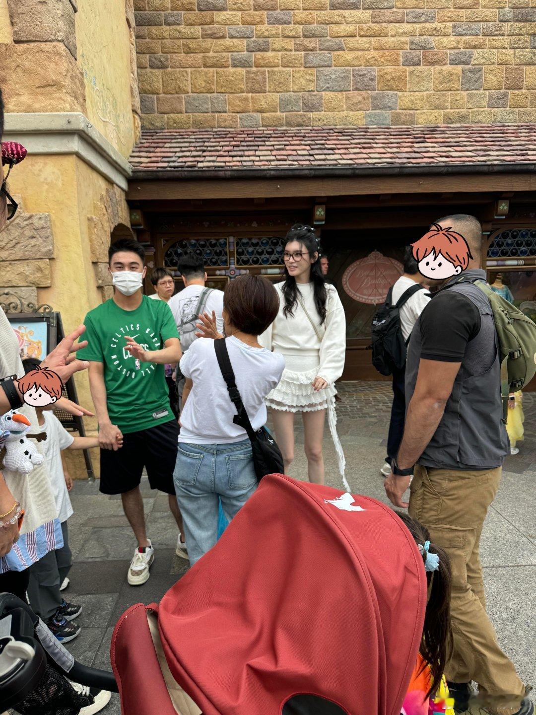 香港偶遇奚梦瑶何猷君一家香港偶遇奚梦瑶何猷君一家四口有人在香港碰到奚梦瑶何猷君一