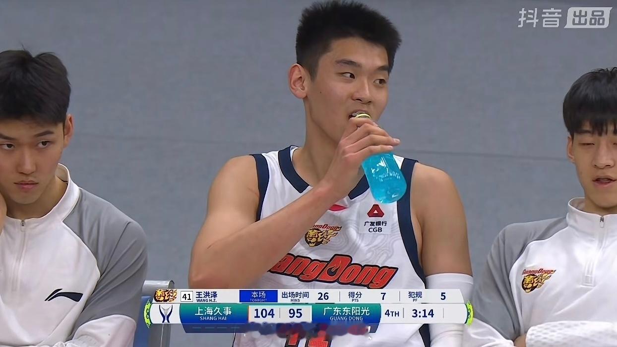 王洪泽拼到五犯！内线独顶白边、大王、洛夫顿三大高塔，硬抗到底太不容易，这拼劲必须