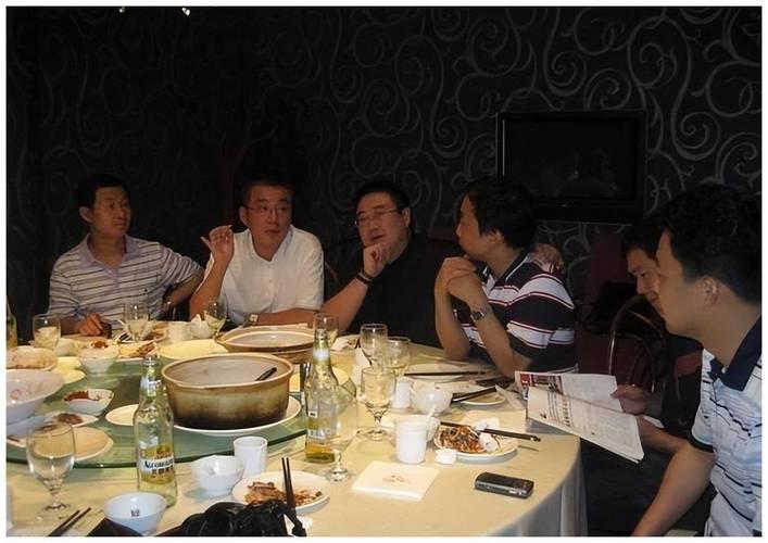 酒桌上的趣事

人们尤其是男人大都喜欢喝酒，特别是有喜庆事、节假日和招待客人大都