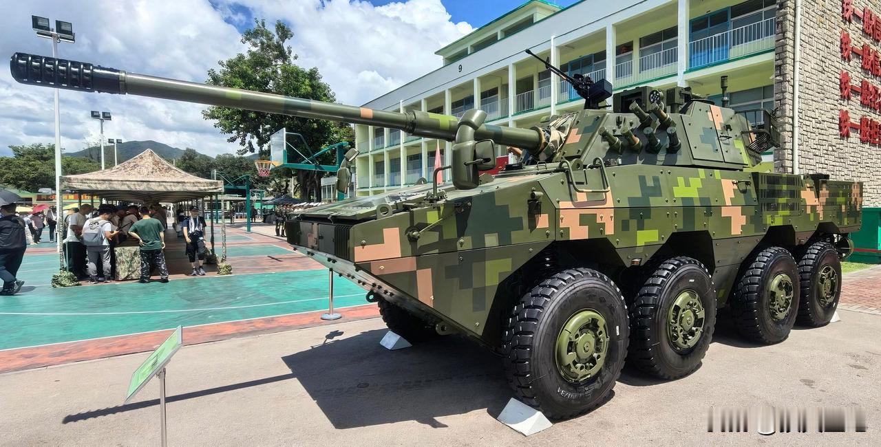 ZTL-11式8×8轮式装甲突击车，配备105毫米线膛炮，不但能打击装甲目标、永
