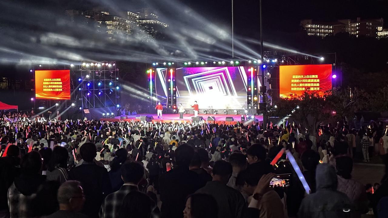 青春之夜：厦门大学2026新年舞会

当跨年钟声即将敲响，厦门大学嘉庚广场里早已