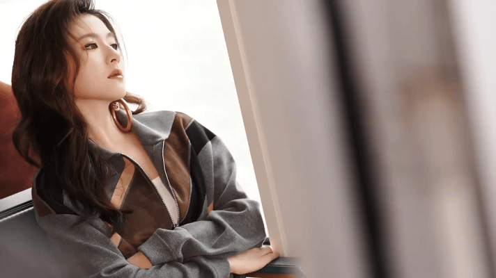 李兰迪 耳环消失术  李兰迪上演绝美耳环消失术，这颜值谁看了不心动拼接夹克穿搭超