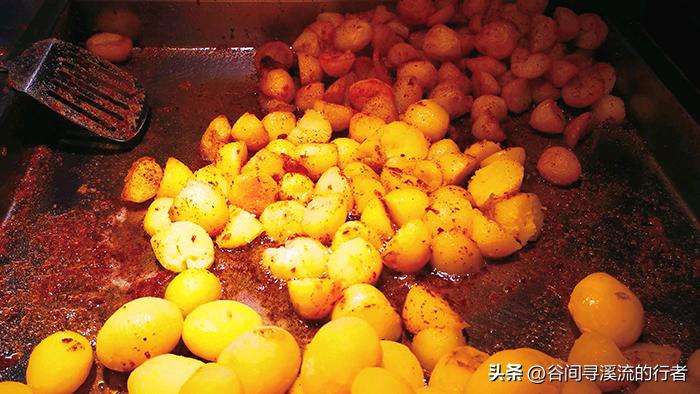 00后投身街头摊位，是传承手艺，还是延续生活？其实就是认清了自我。

夜幕下的美